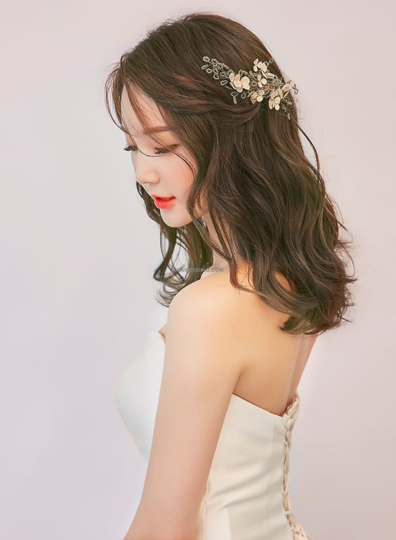 Kiểu tóc cô dâu Hàn Quốc đẹp: Hàn Quốc được biết đến với các kiểu tóc đa dạng và độc đáo, đặc biệt là cho cô dâu vào ngày cưới. Với những hình ảnh liên quan, bạn sẽ được chiêm ngưỡng những kiểu tóc cô dâu Hàn Quốc đẹp nhất, từ tóc xoăn, tóc thẳng đến các kiểu tóc phức tạp, đều mang lại sự thu hút và quyến rũ.