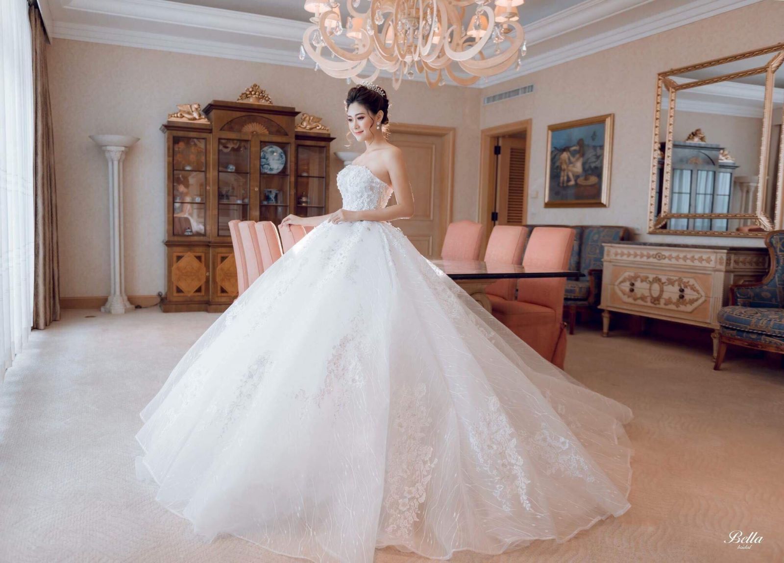Váy cưới của Tóc Tiên không bao giờ lỗi mốt
